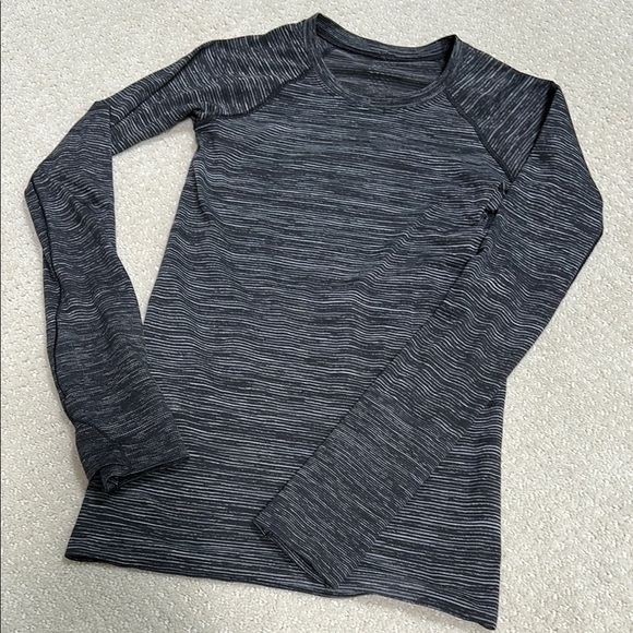 Lululemon Swiftly Speed Long Sleeve in Black / White / Black, Size 2 - Picture 10 of 10